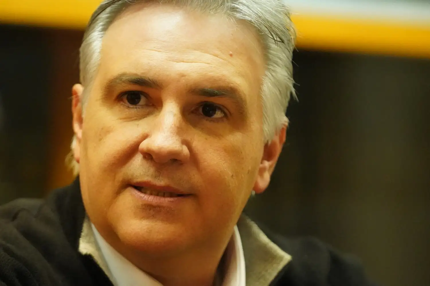 Definiciones del gobernador que eligió asumir junto a su “familia ampliada”