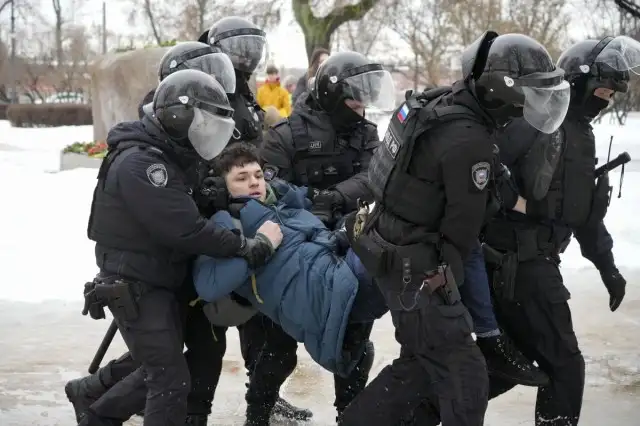 Más de la mitad de las detenciones se practicaron en San Petersburgo.
