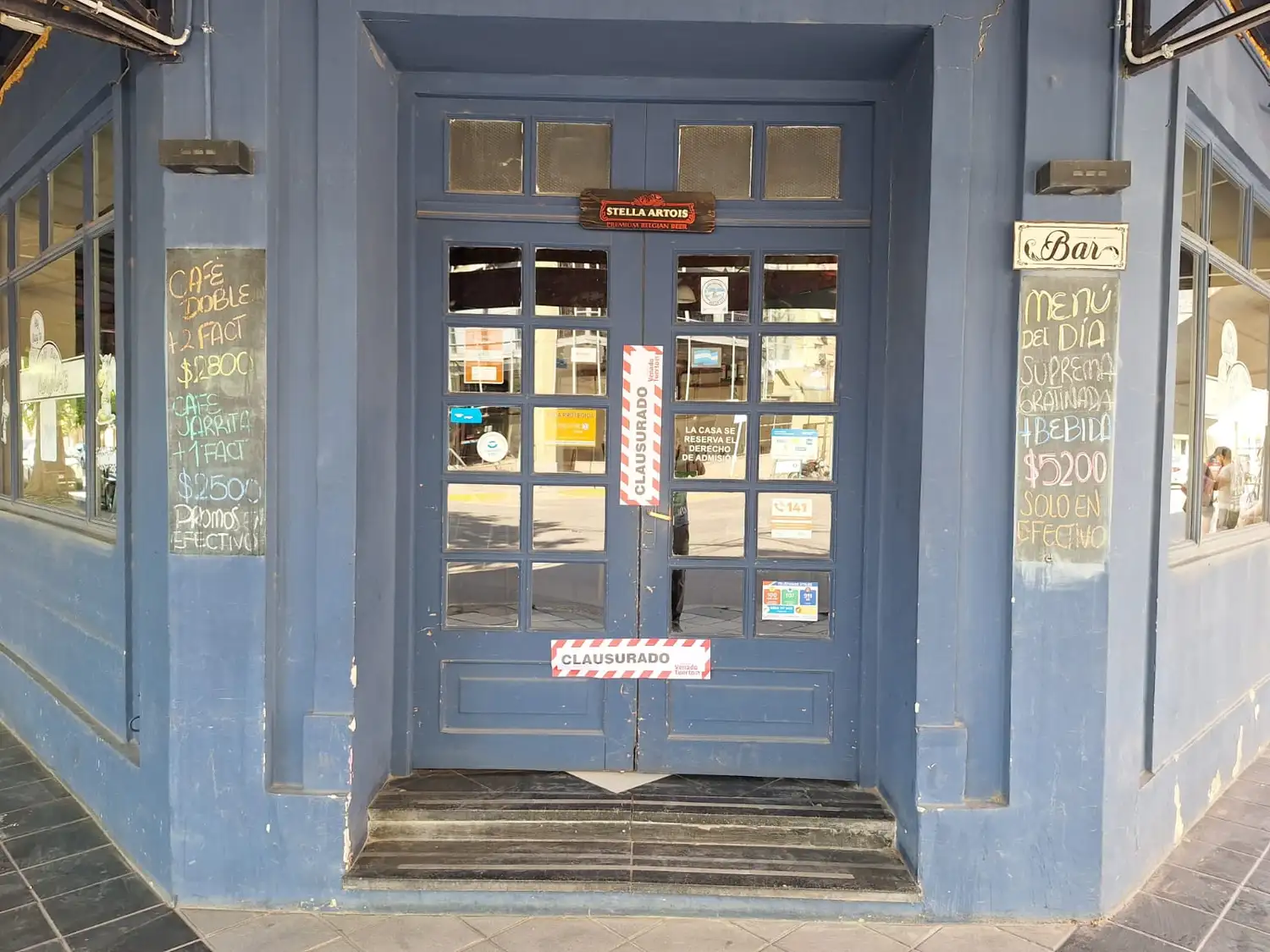 Fajas de clausura en el bar de Mitre y Belgrano.
