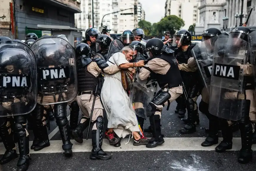 Policía violenta