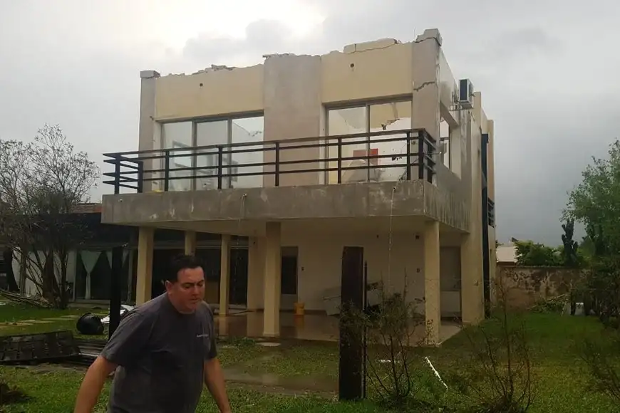 Una de las estructuras que resultó con graves daños.