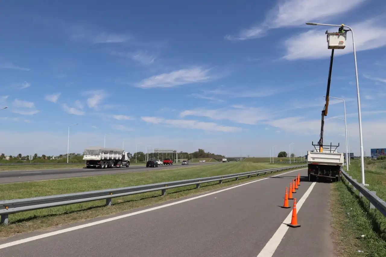 Avanzan las obras de iluminación en la Autopista Santa Fe – Rosario