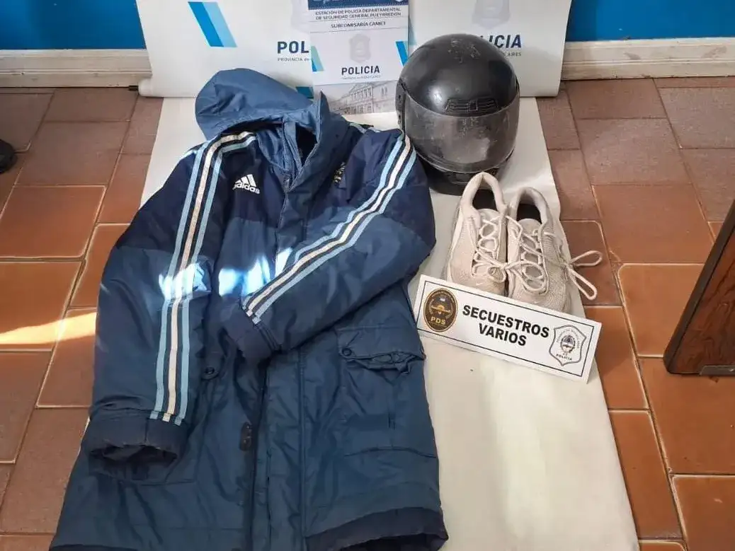 Allanaron dos casas por un robo: secuestraron un iPhone, ropa y marihuana