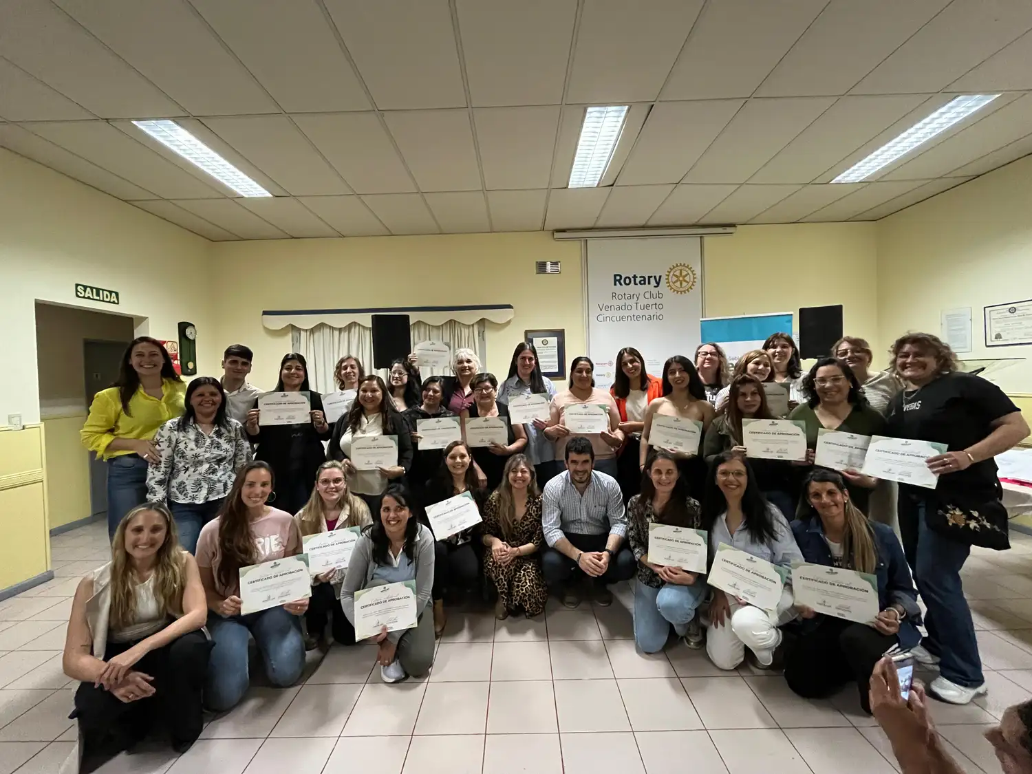 Cursantes con sus certificados.