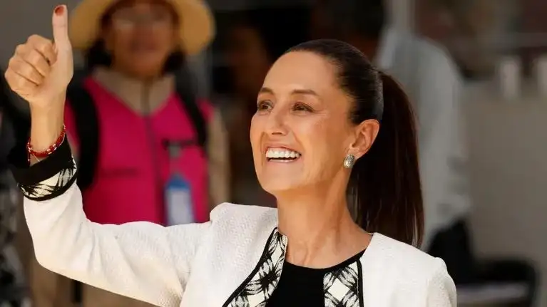 Claudia Sheinbaum muestra su dedo entintado tras votar en Ciudad de México