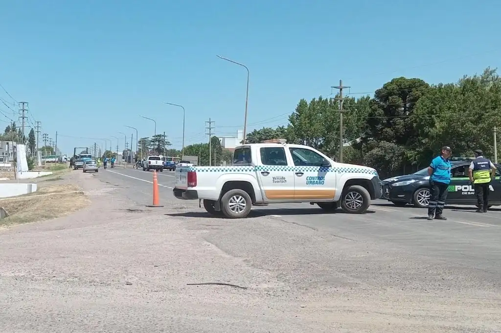 Ruta 8 se encuentra cortada a la altura de Vuelta de Obligado.