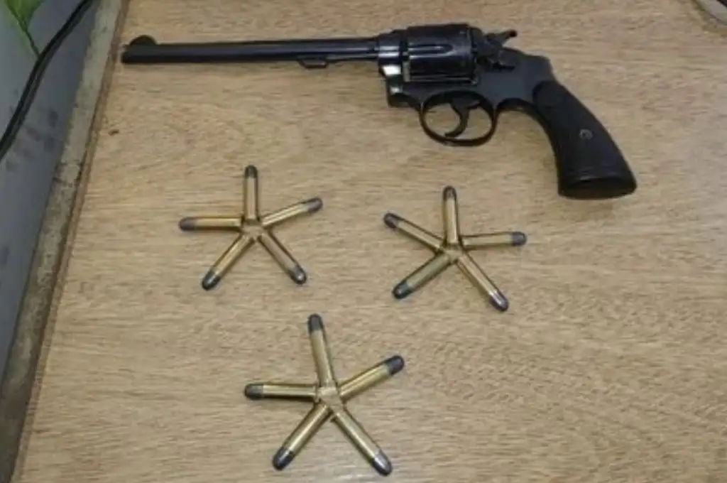 Se trataba de un revólver calibre .38 largo.