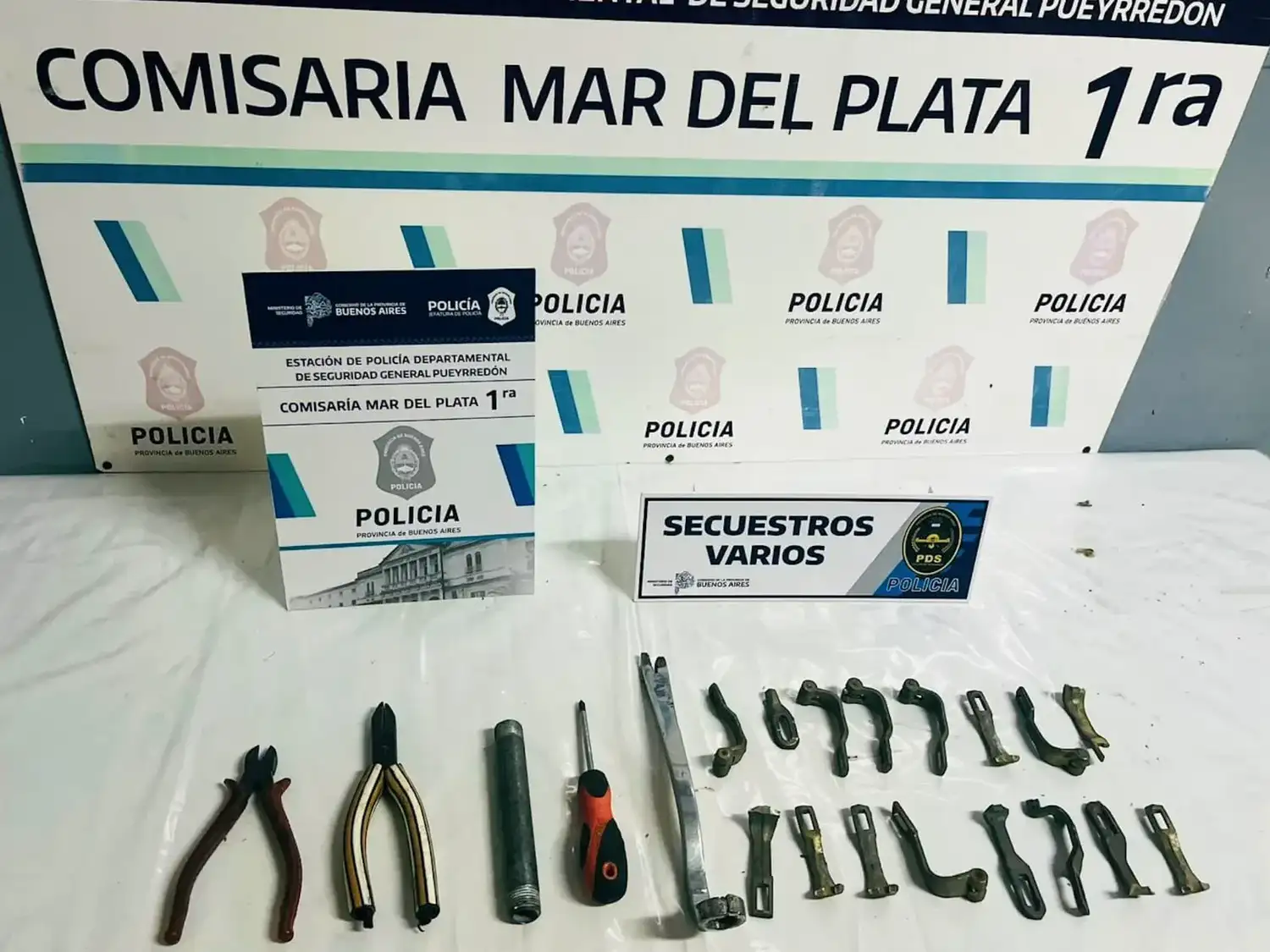 Lo atraparon cuando intentaba robar en un comercio y llevaba 16 llaves de medidores