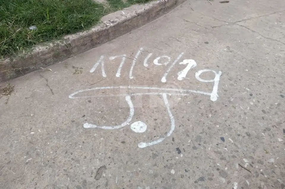 Marcas y pintadas para delimitar zonas de cuidado de coches