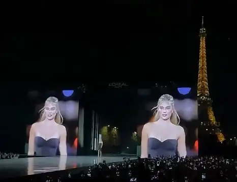 La modelo participó del desfile de L’Oréal Paris frente a la Torre Eiffel y se convirtió en una de las figuras destacadas de la pasarela.