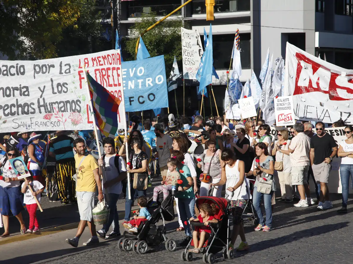 Importante cantidad de personas marchó por la ciudad por el Día de la Memoria 