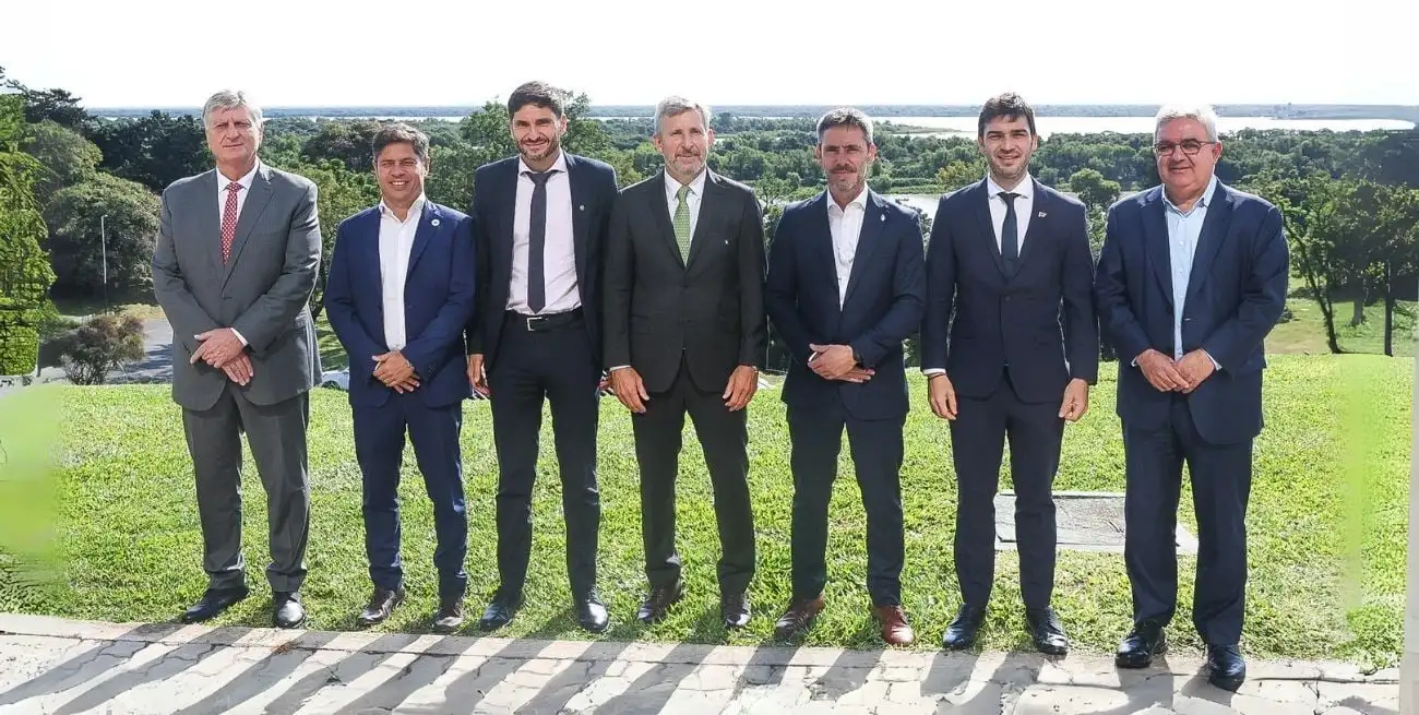 Pullaro asistió en Paraná a un encuentro sobre desarrollo productivo junto a otros gobernadores.