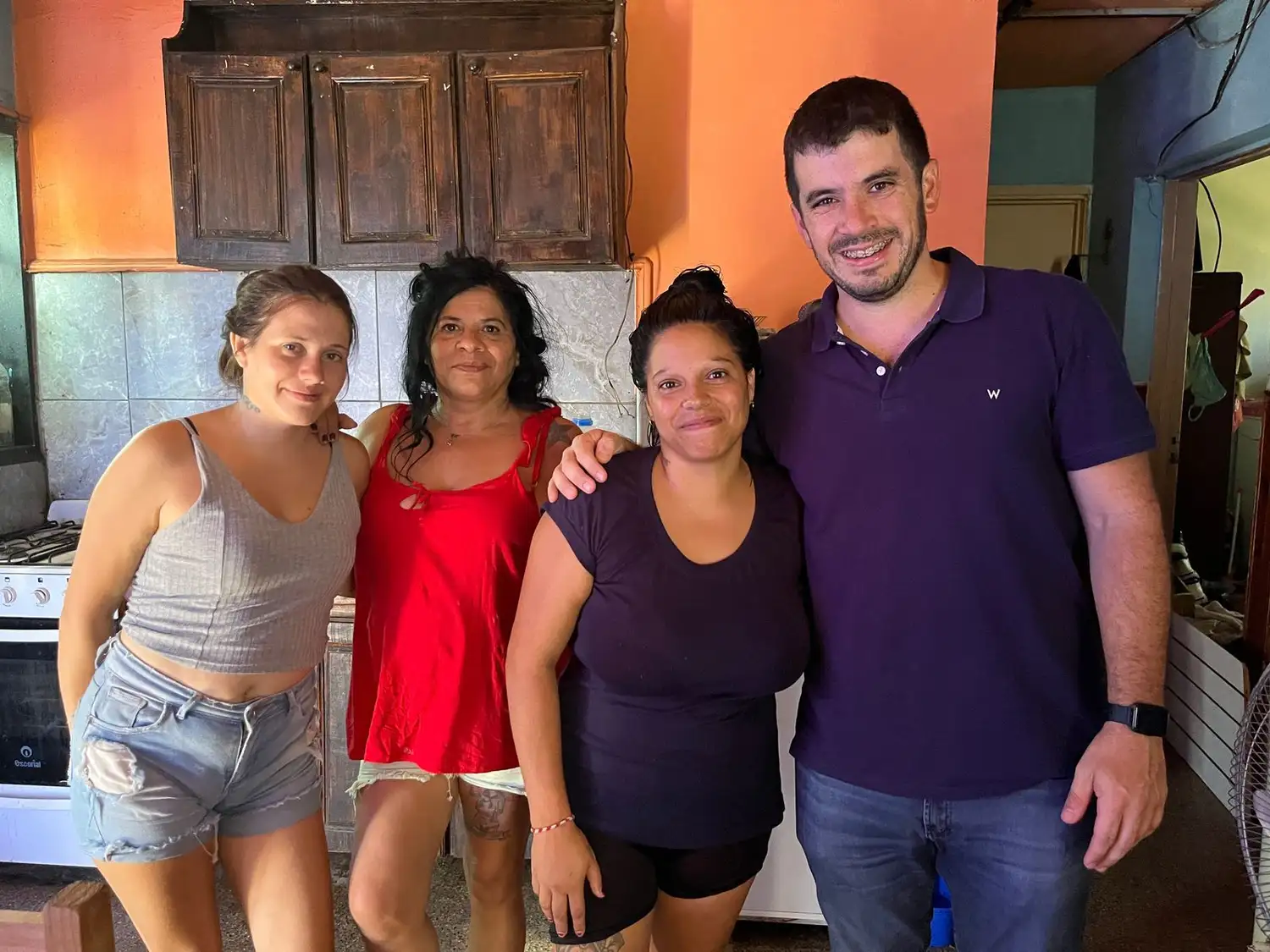 El intendente junto a una de las familias que formó parte del sorteo y ahora podrán acceder al terreno propio.