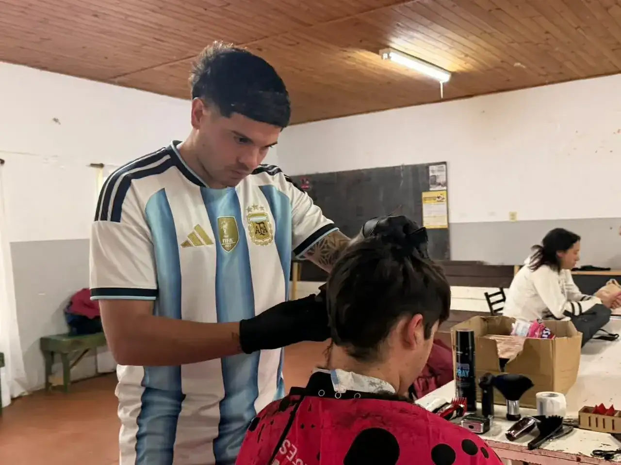Tijeras Solidarias brinda servicios de peluquería comunitaria a los vecinos de forma gratuita