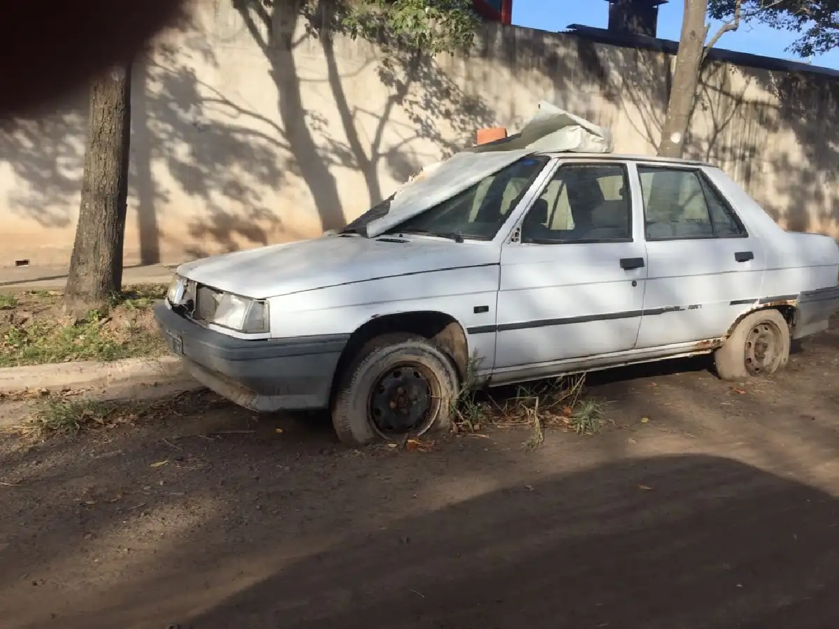 Piden que se retiren autos abandonados en la vía pública