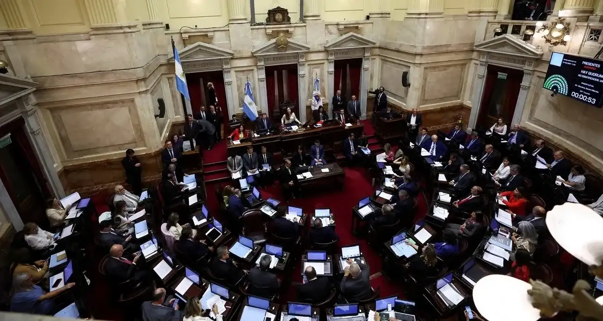 Con respaldo de diversos bloques, la Cámara alta limitó el traspaso de fondos públicos y fijó nuevas condiciones para la remoción de autoridades del Central. Foto: Archivo/ REUTERS / Agustin Marcarian.