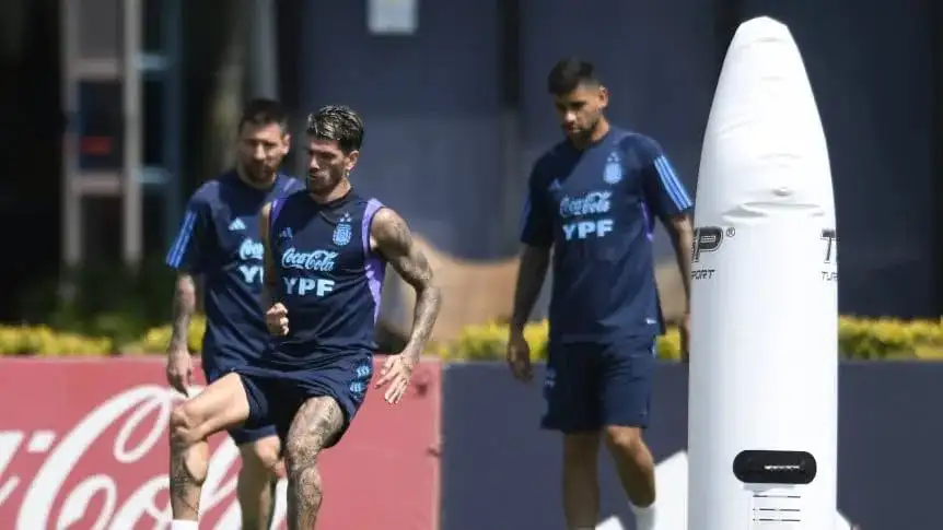 De Paul, Messi y Romero entrenando bajo las órdenes de Scaloni.
