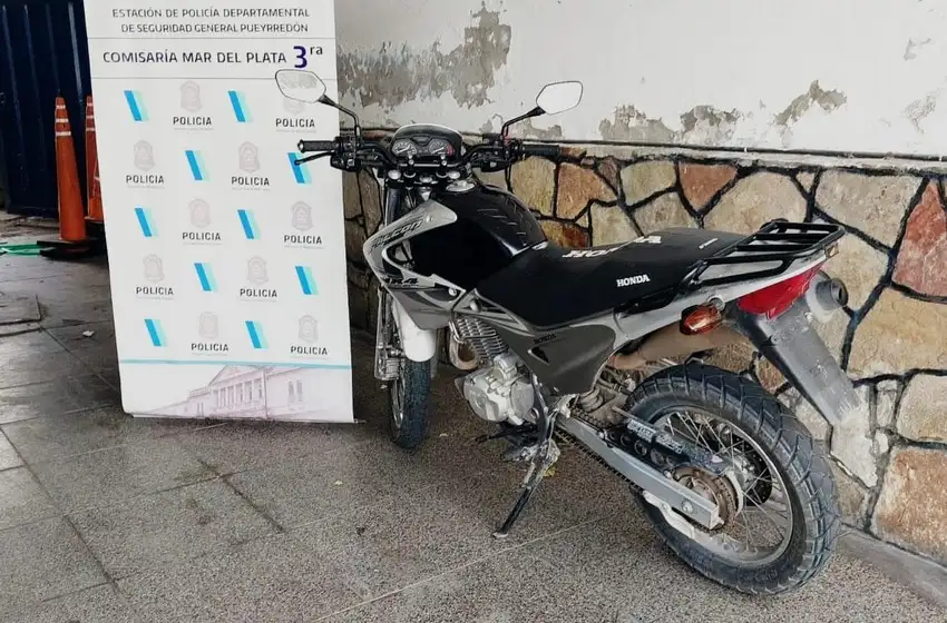 Circulaba en moto sin patente ni licencia e intentó darse a la fuga, pero fue detenido