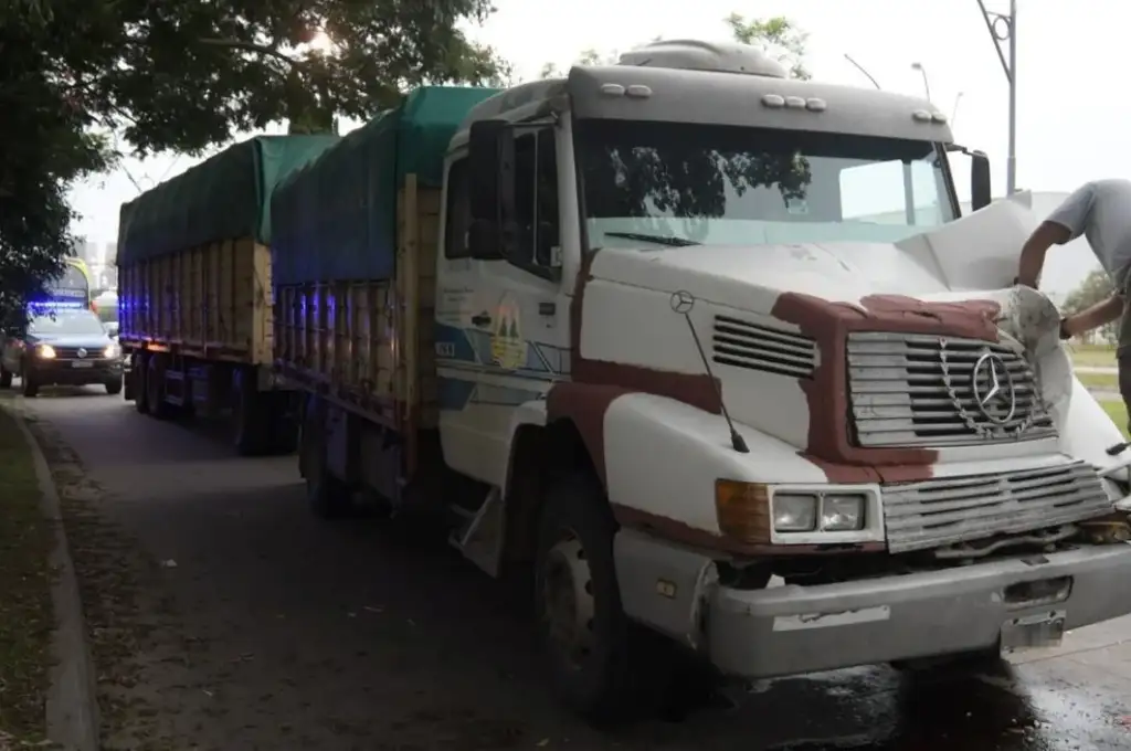 La colisión fue entre un Mercedes Benz 1633 y un VW 220.