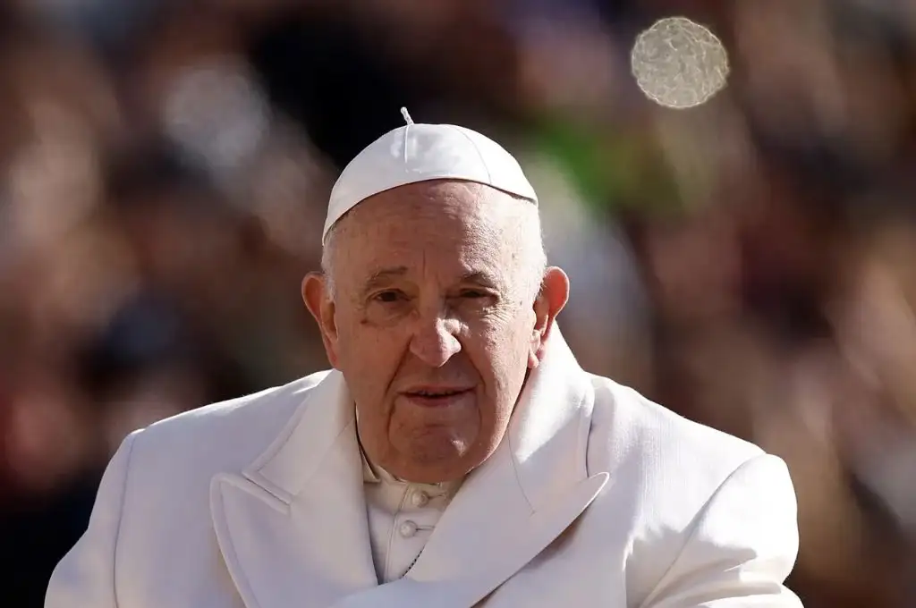 Afirman que el papa Francisco “pasó una buena noche” aunque seguirá internado