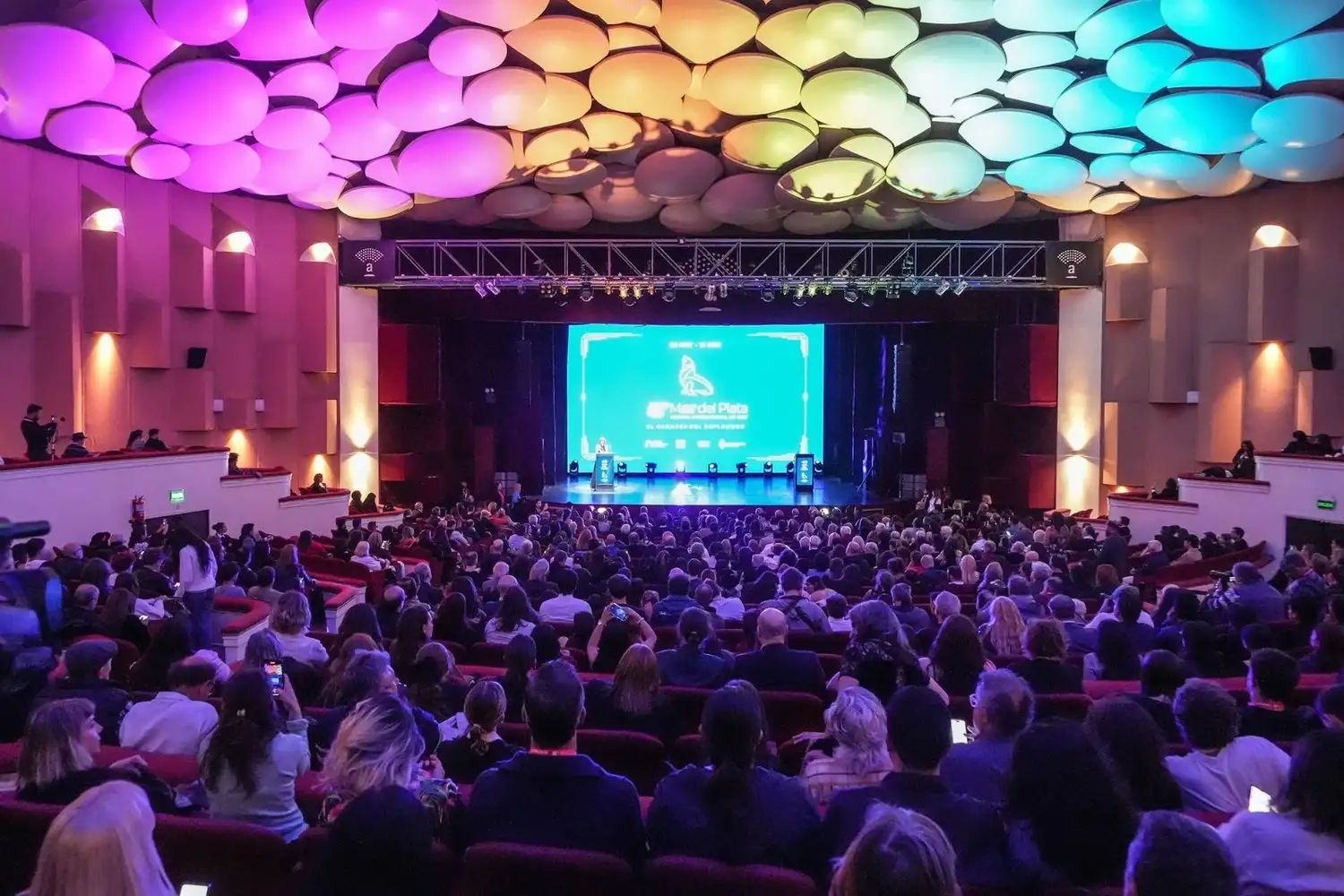 Las entradas generales tienen un costo de 5000 pesos, con tarifa reducida de 3000 pesos para estudiantes y jubilados.