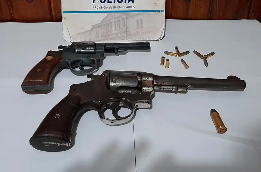 Detienen a un remis en un control: el pasajero iba con dos armas
