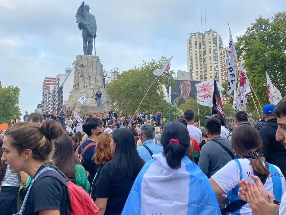 Los manifestantes se reunieron en el Monumento a San Martín.