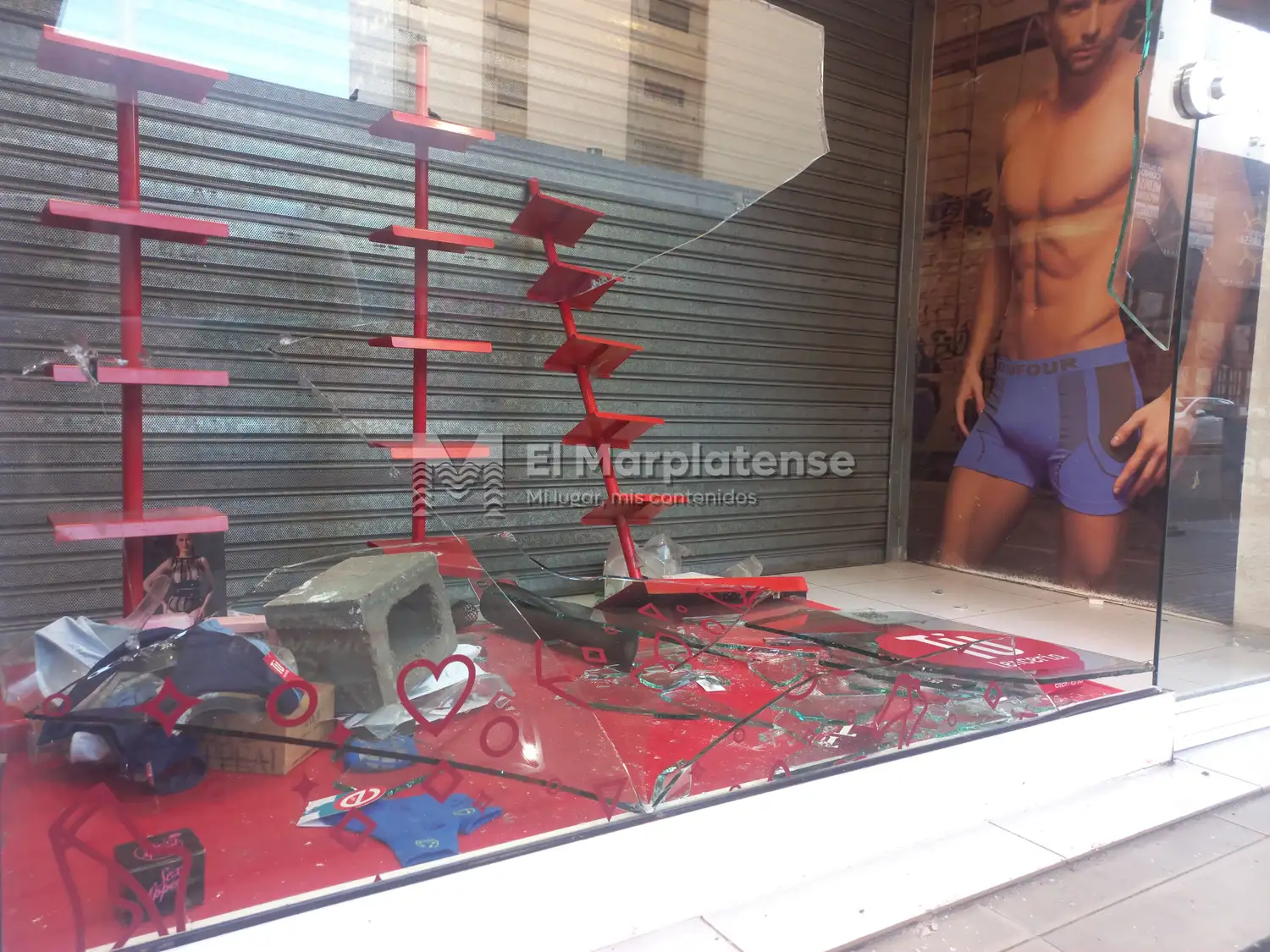 El comercio fue vandalizado y saqueado durante la madrugada de este martes.