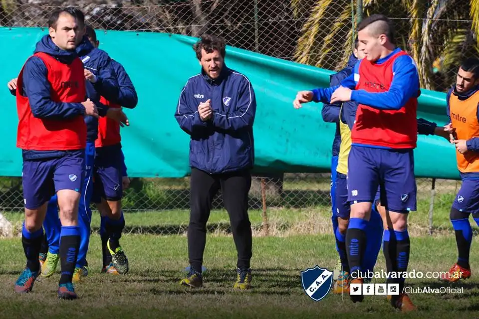 Alvarado viaja sin confirmaciones