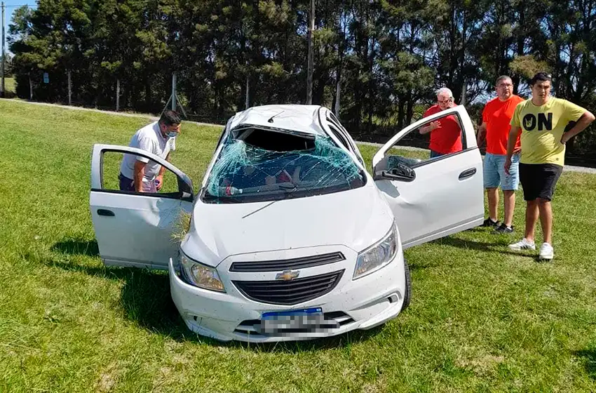 Brutal accidente: una familia que se dirigía a Mar del Plata se despistó a la altura del aeropuerto