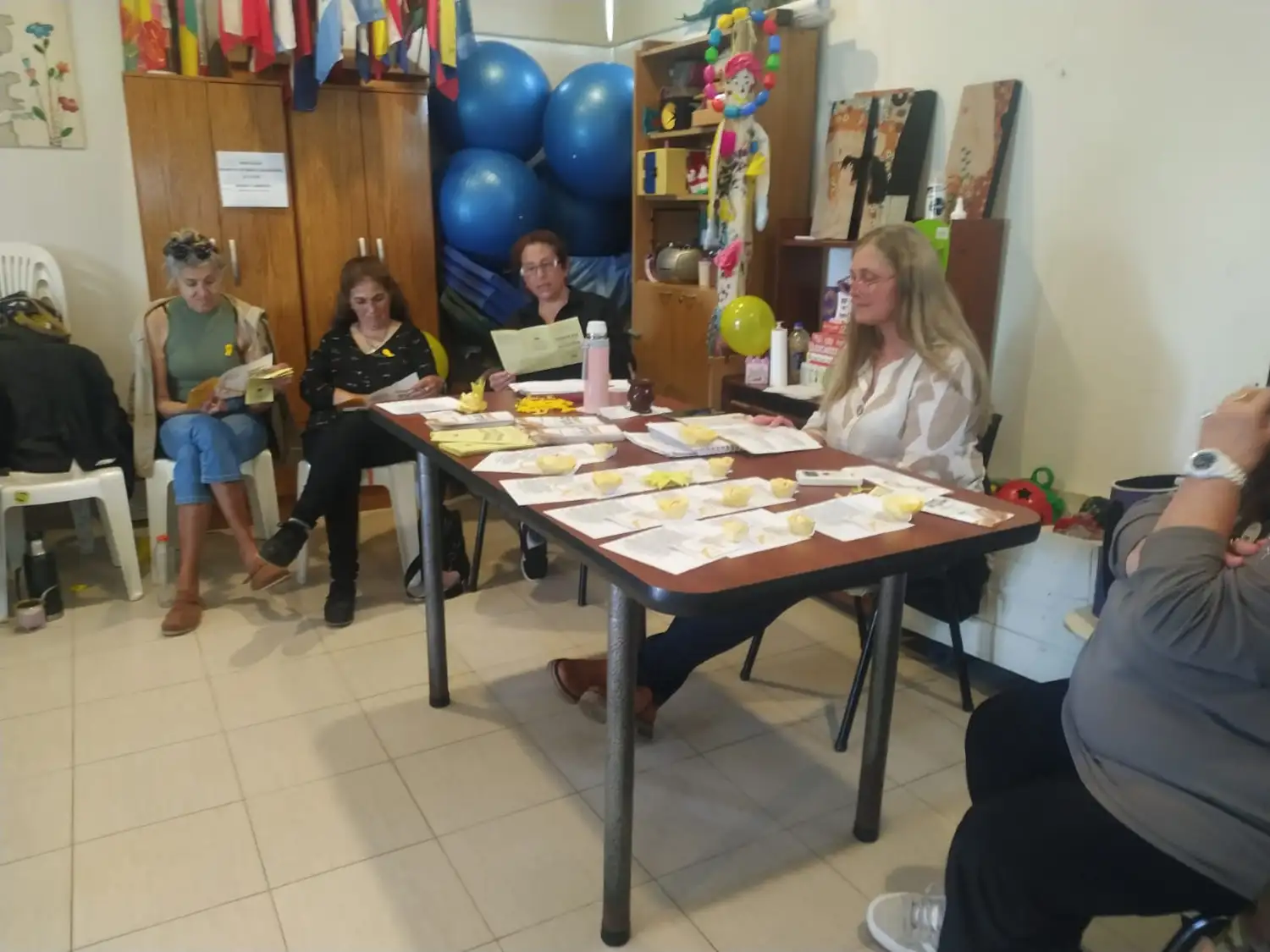 La psicóloga Gloria Muchiut coordinó la actividad enfocando en la importancia de un abordaje comunitario del tema. Foto: Gentileza.