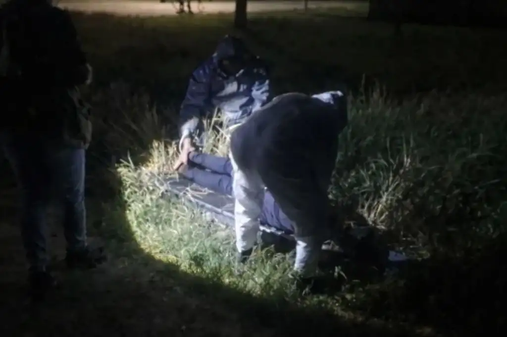 Joven muerto en un descampado