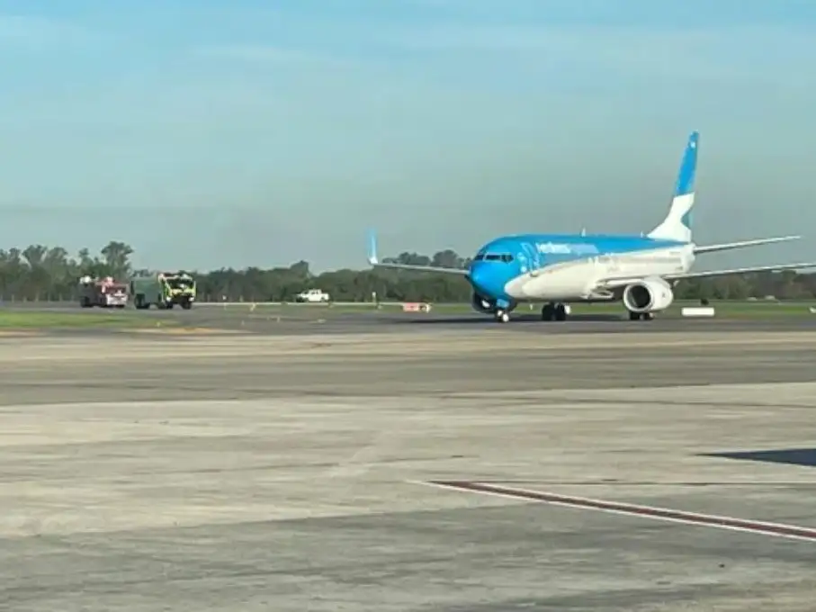 Avión de Aerolíneas Argentinas que aterrizó en emergencia en Ezeiza.
Fotografía: Agencia Noticias Argentinas / Aviacionline.