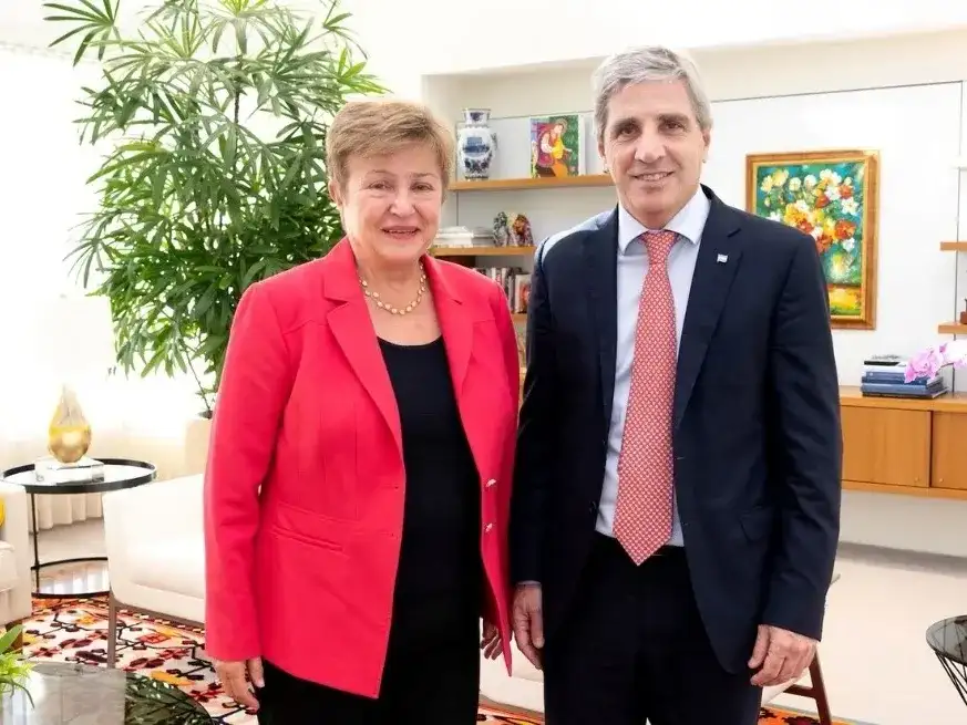 Kristalina Georgieva, titular del FMI, junto a Luis Caputo, ministro de Economía argentino. Crédito: FMI