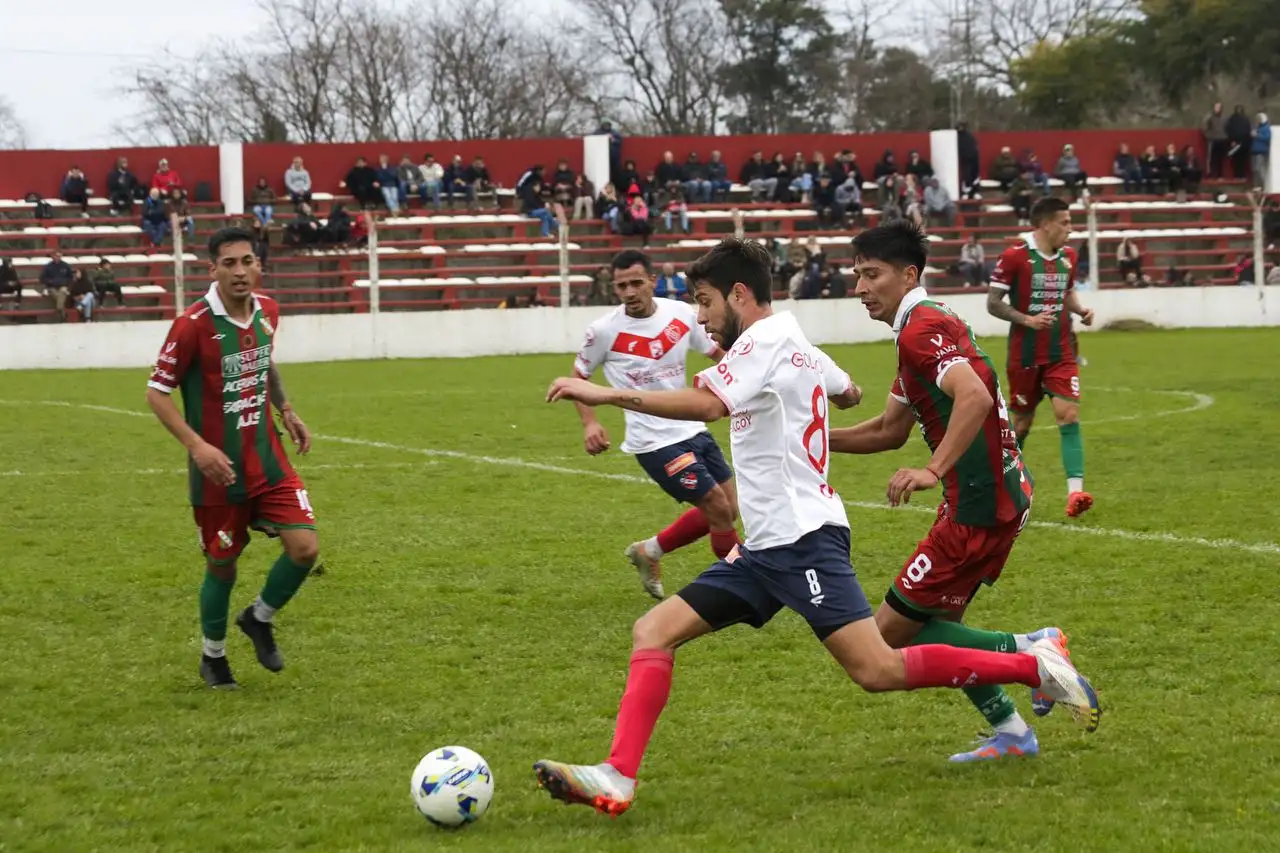 Sportivo Las Parejas venció por 4-1 a Independiente de Chivilcoy.