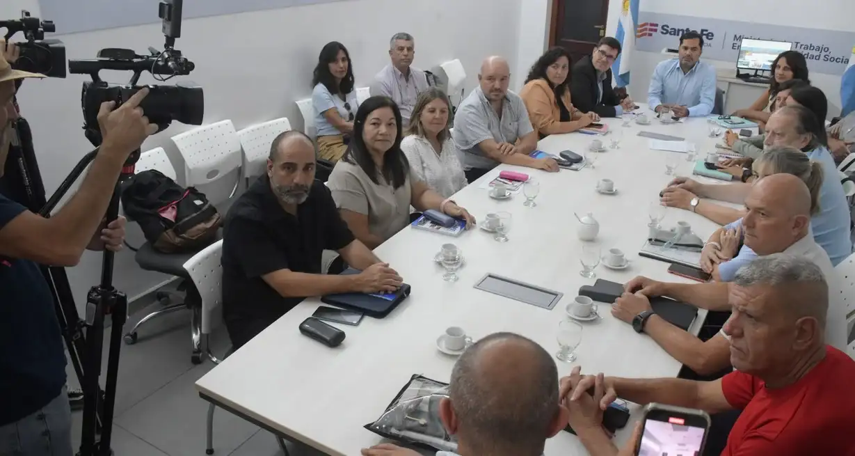 Gobierno y gremios se sentaron en la mesa paritaria. Crédito: Luis Cetraro