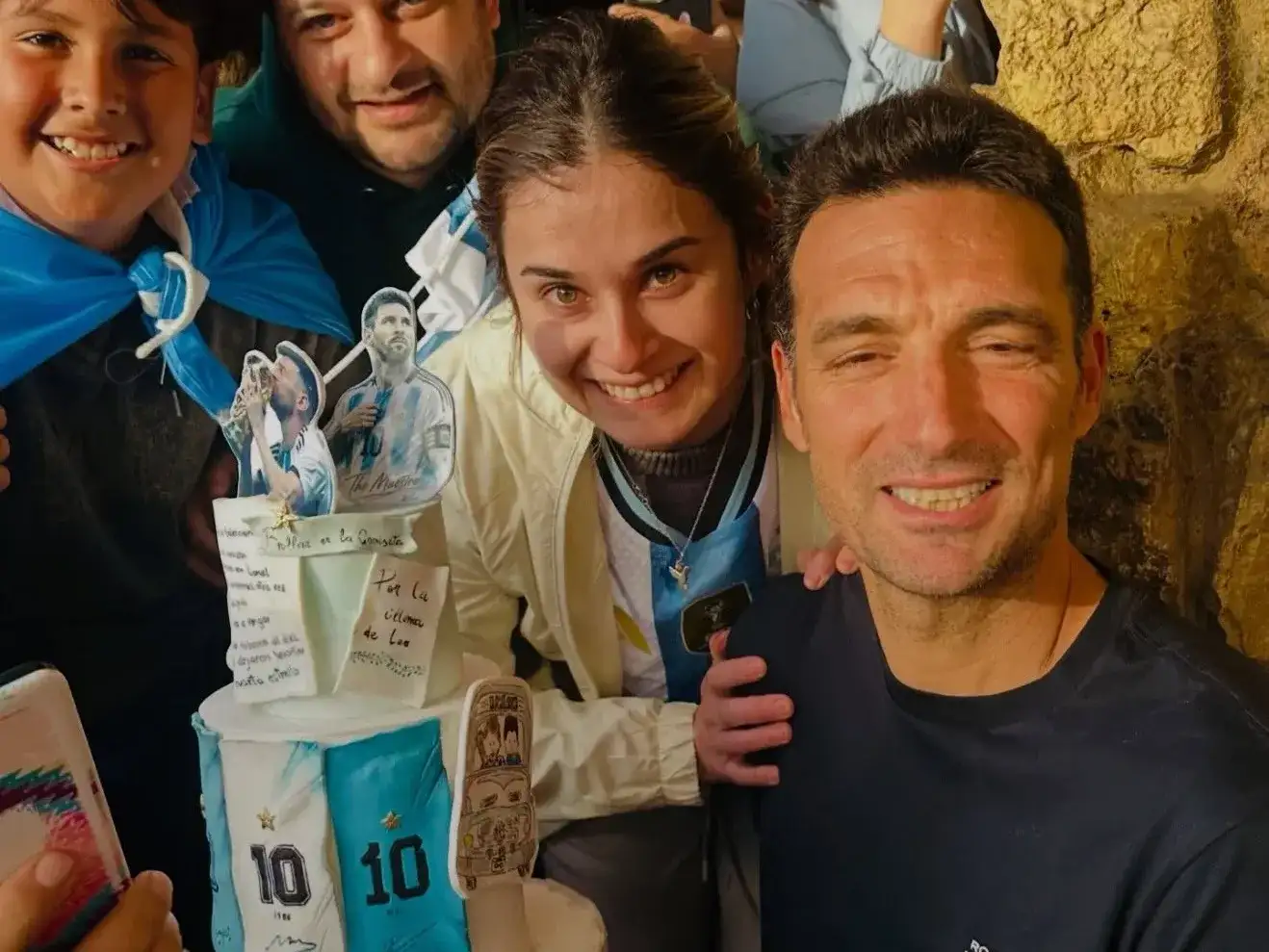 Natalia Gutiérrez, pastelera de María Teresa, viajó hasta Pujato para entregarle una torta especial a Lionel Scaloni durante su regreso al pueblo tras el Mundial. La emoción quedó reflejada en sus redes sociales.
