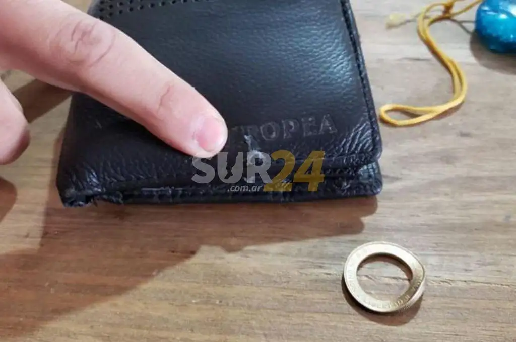 Una moneda de dos pesos que tenía en el bolsillo lo salvó del disparo de un ladrón 