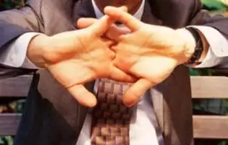 ¿Realmente crujirse los dedos da artritis?