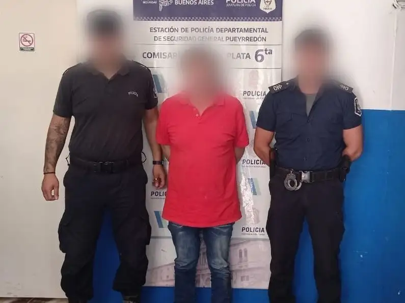 El hombre de 66 años se accidentó con la moto y quedó detenido.