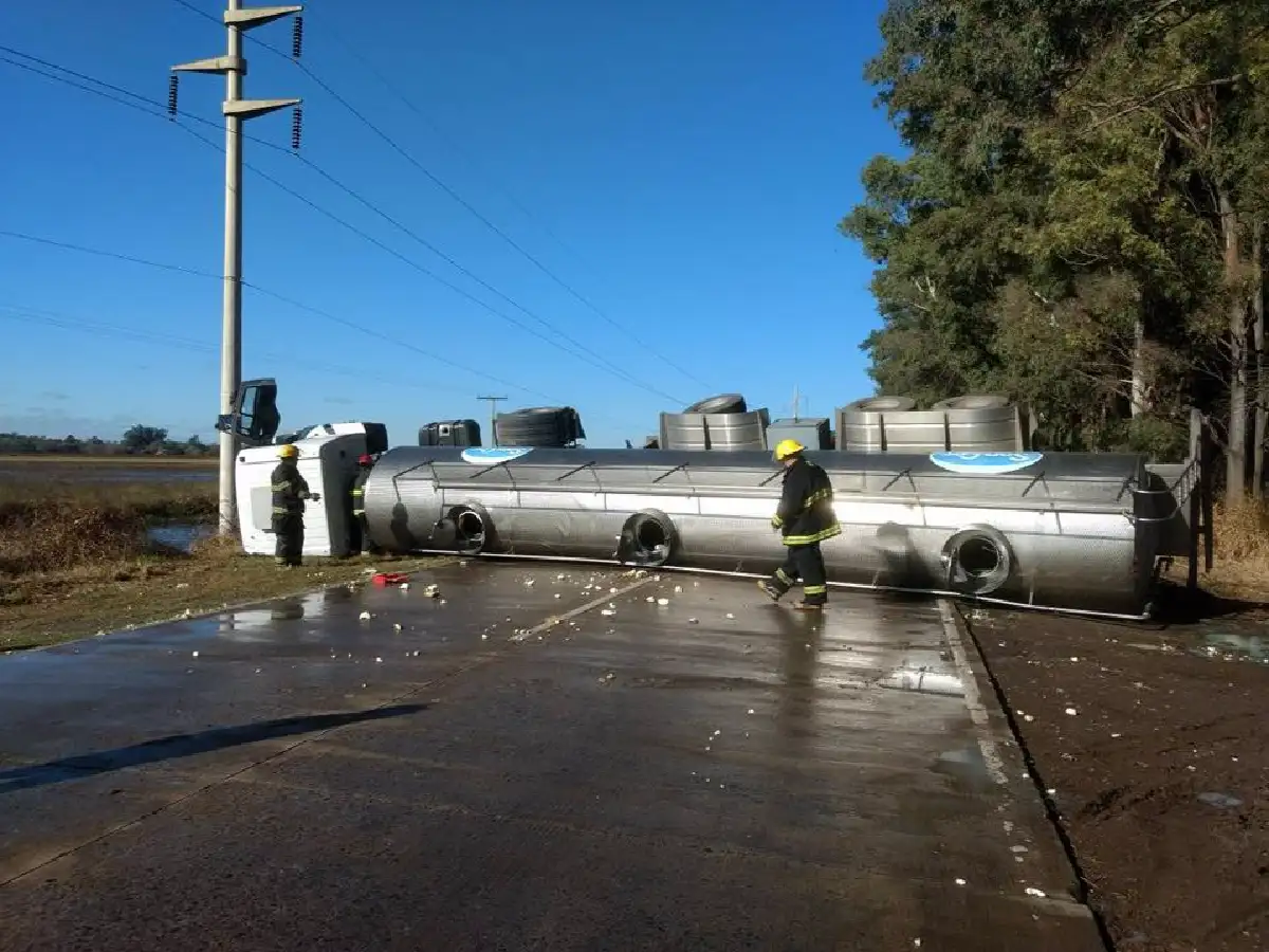 Un camión volcó en la ruta 1