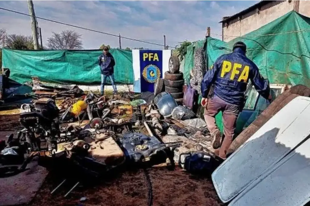 El desarmadero operaba con dos policìas a cargo.