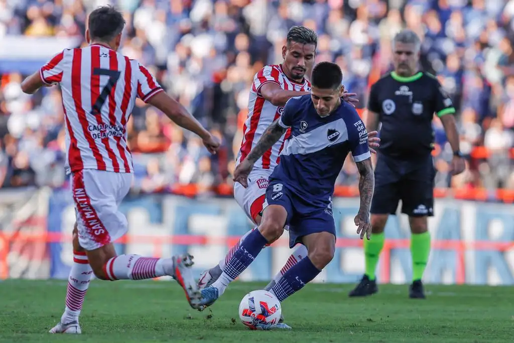 Con la mano de Coyette y los pies de Molinas, Alvarado ganó su primer partido