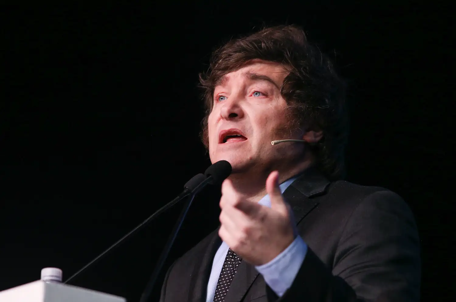 "Estamos trabajando a brazo partido para evitar la crisis"