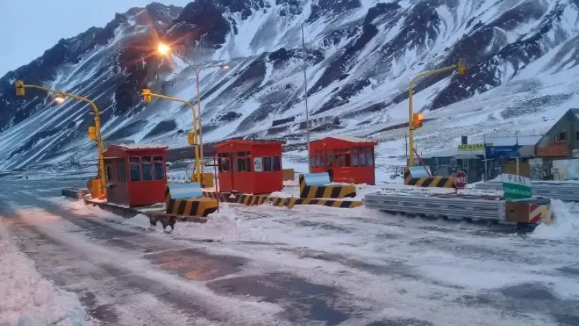 Mendoza: el paso a Chile está cerrado por intensas nevadas en Portillo