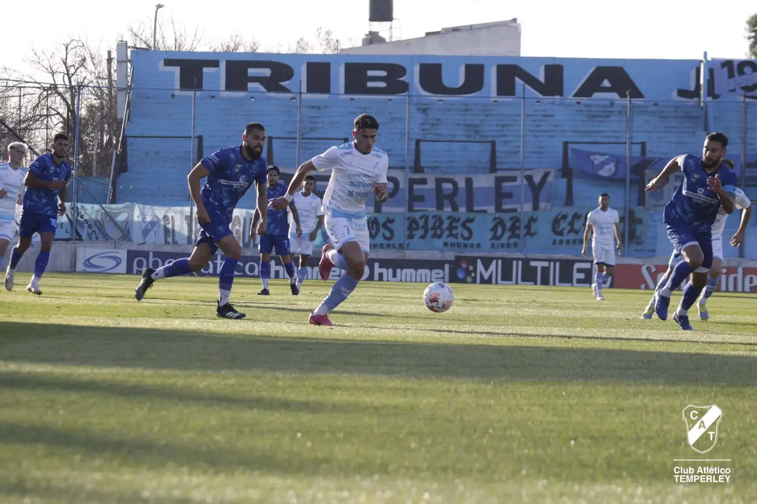 Alvarado no aprovechó el hombre de más y empató con Temperley
