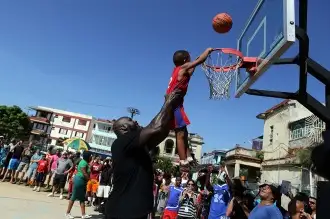 Estrella de la NBA dio un taller de básquetbol a jóvenes cubanos