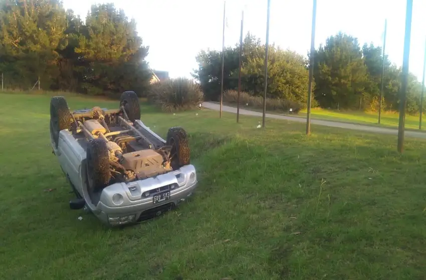 Alcoholizado chocó con un auto estacionado y volcó