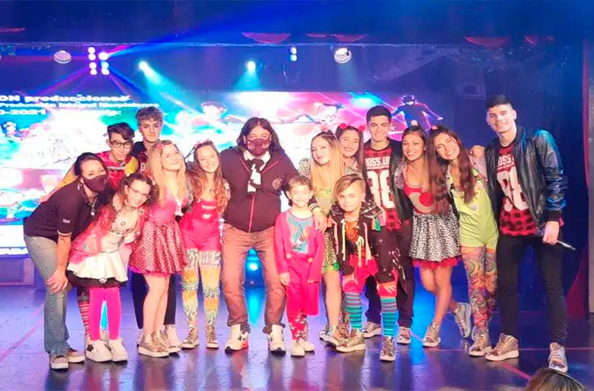 Un cofre de ilusiones: entre bambalinas y delfines, por el Día de la Niñez