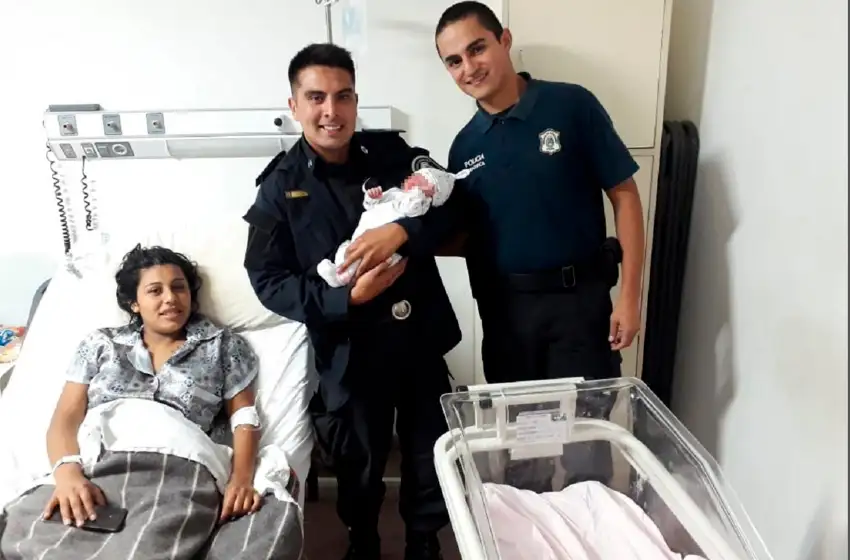 Poliparteros: iban a hacer una pericia y ayudaron a una mujer a parir